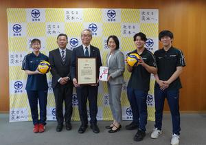 アイキャッチバレーボール贈呈式集合写真.jpg