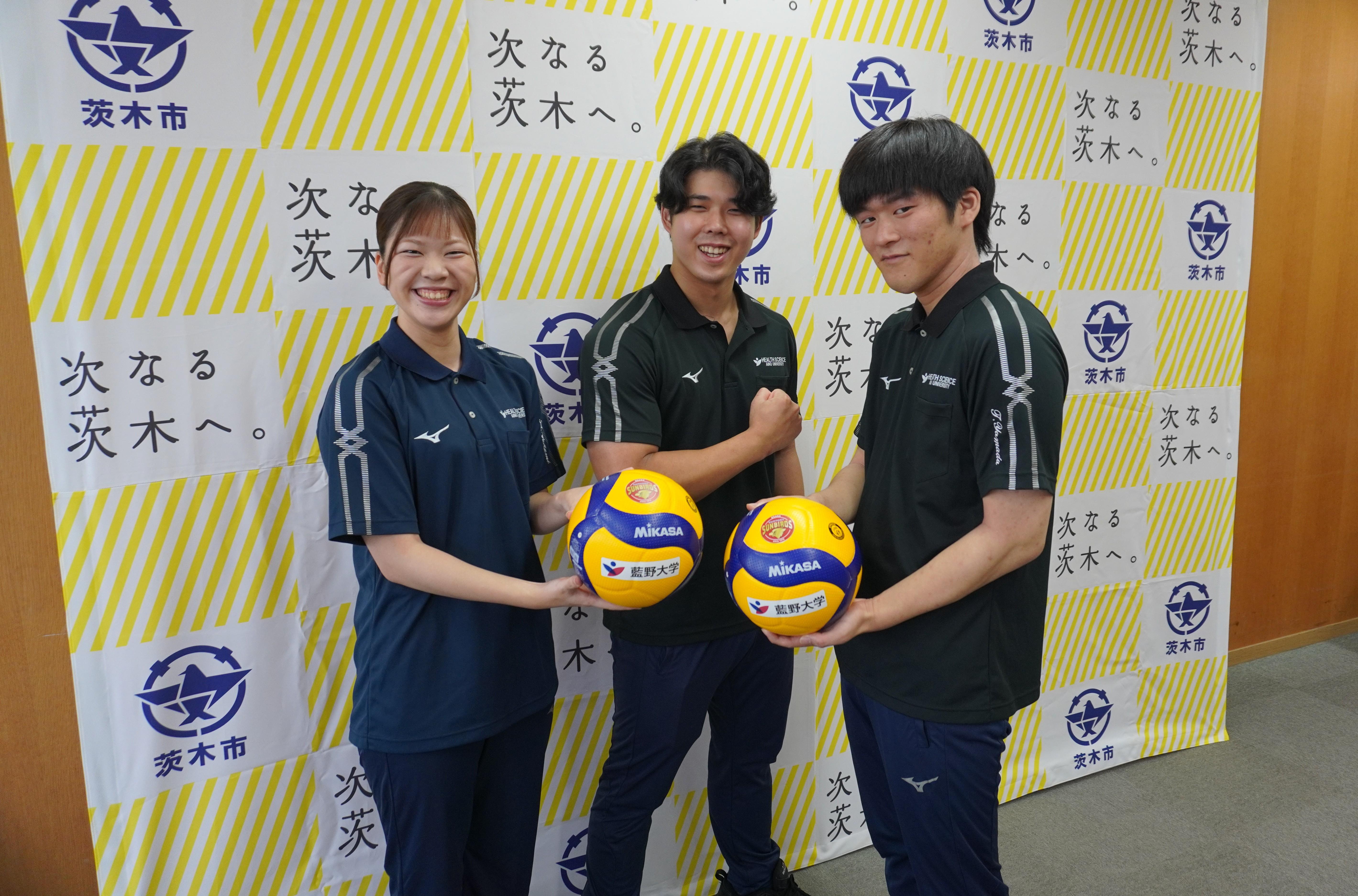バレーボールを持つ大学生.jpg