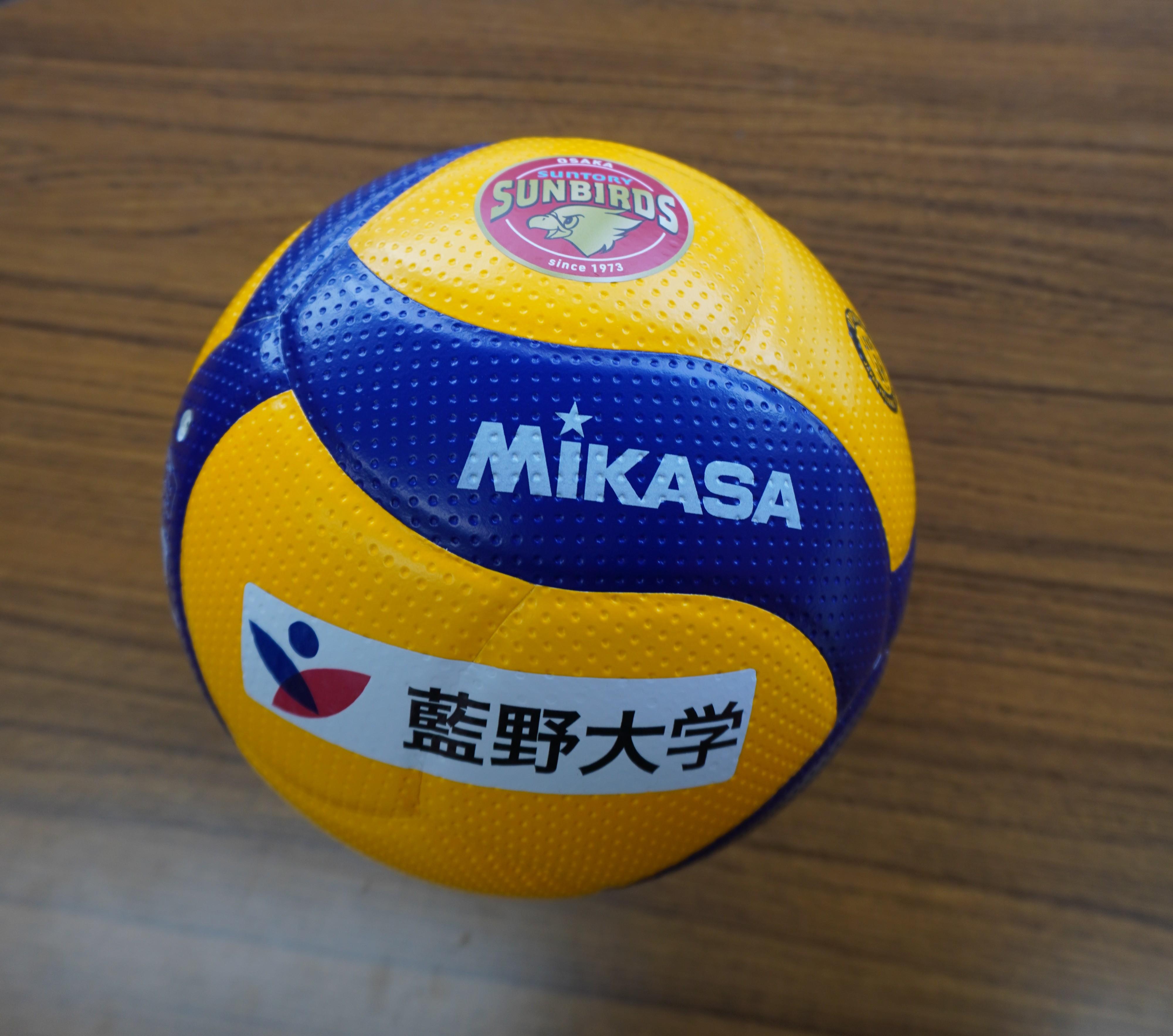 サントリーサンバーズ大阪のロゴ入りバレーボール.jpg